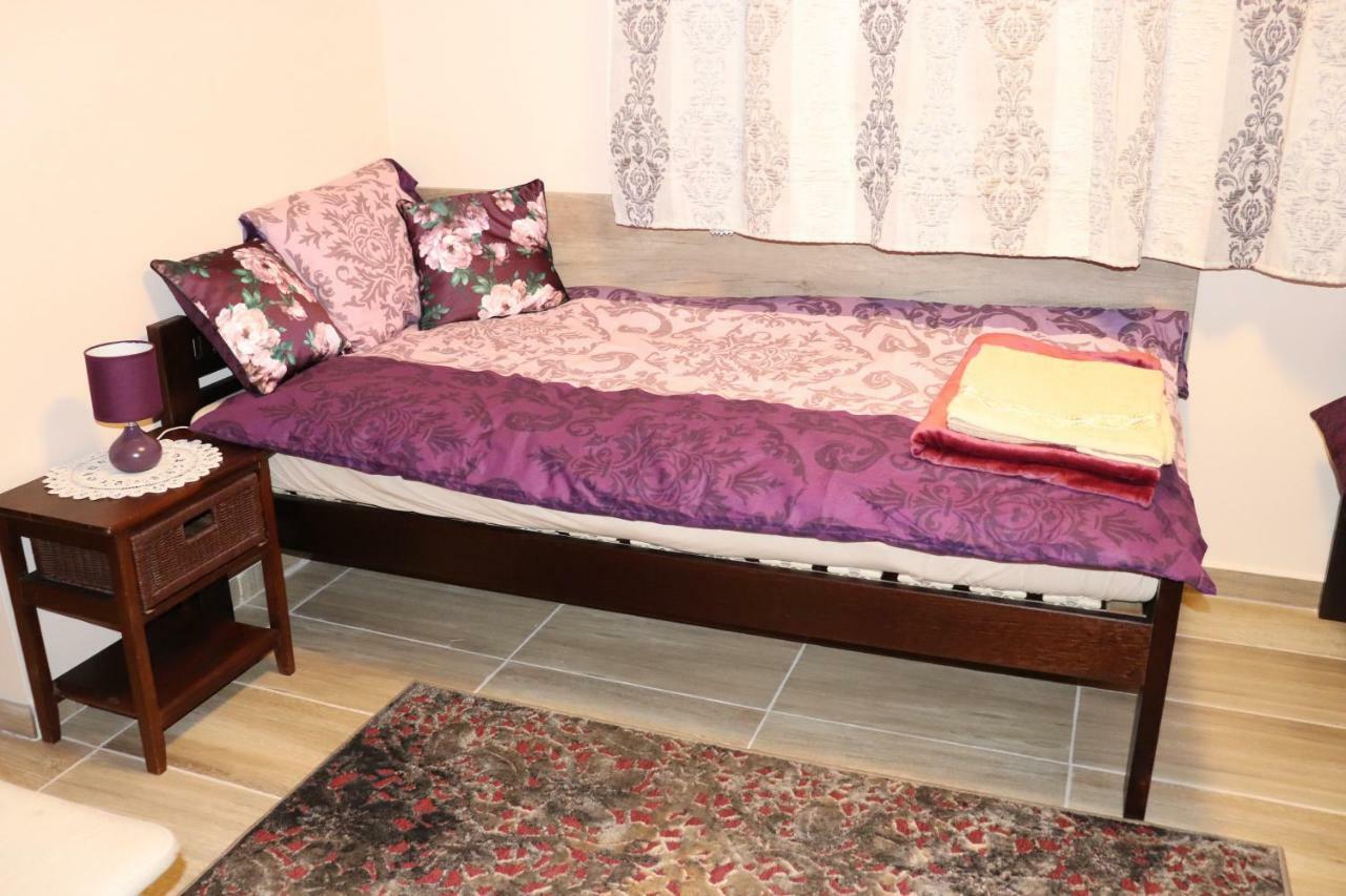 Lidia Vendeghaz Hotel Tata Exterior photo